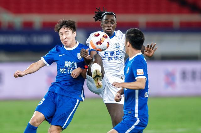 v体育app-赛季首败！单外援三镇轰然倒下 争冠悬念又回归？