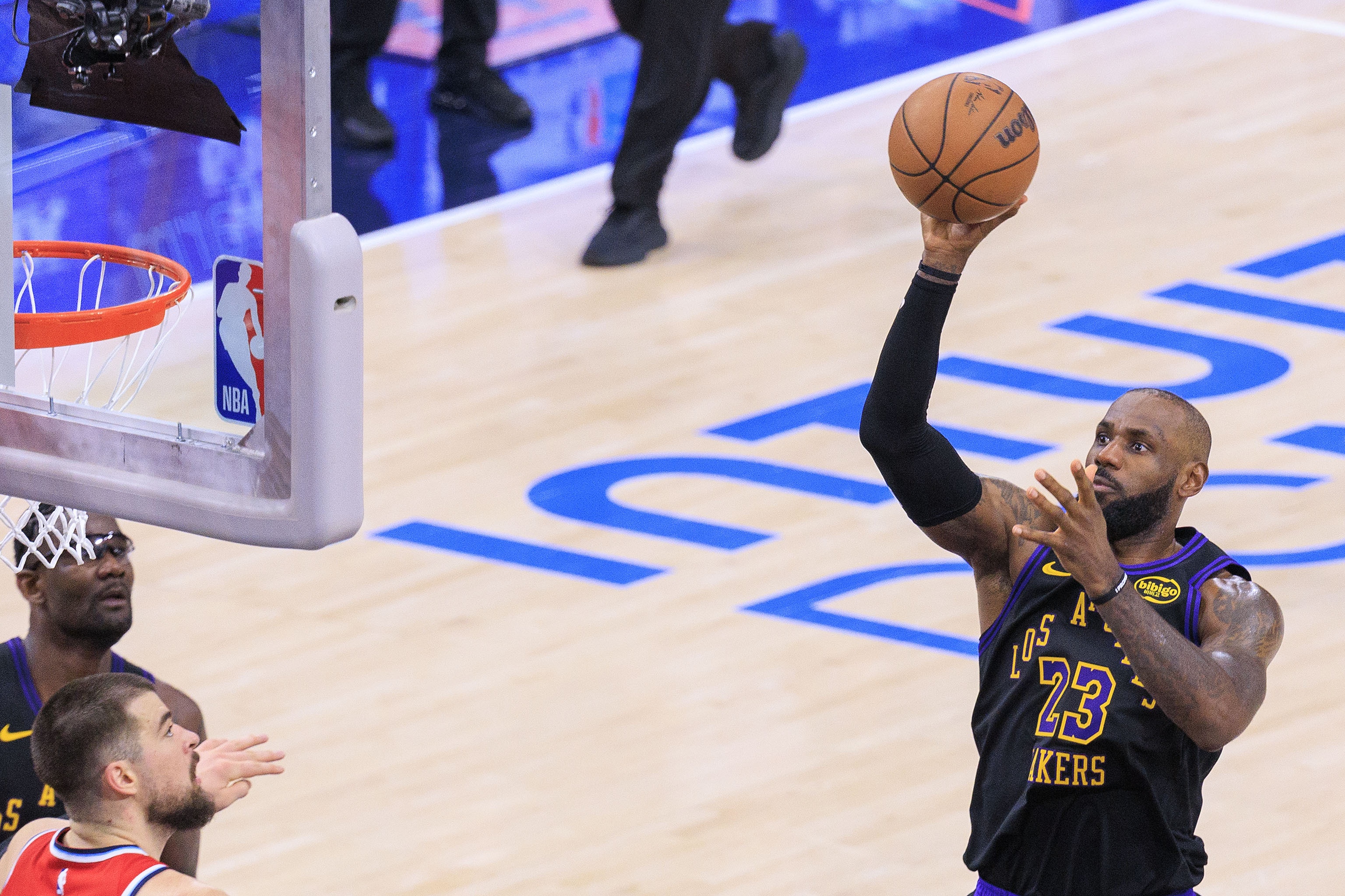 v体育-湖人VS快船裁判报告：祖巴茨“High five”詹姆斯 不应被吹犯规