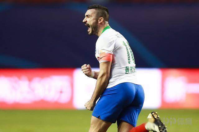 v体育-鸭梨低迷失点!青岛3连败0进球 滑向榜尾难阻挡