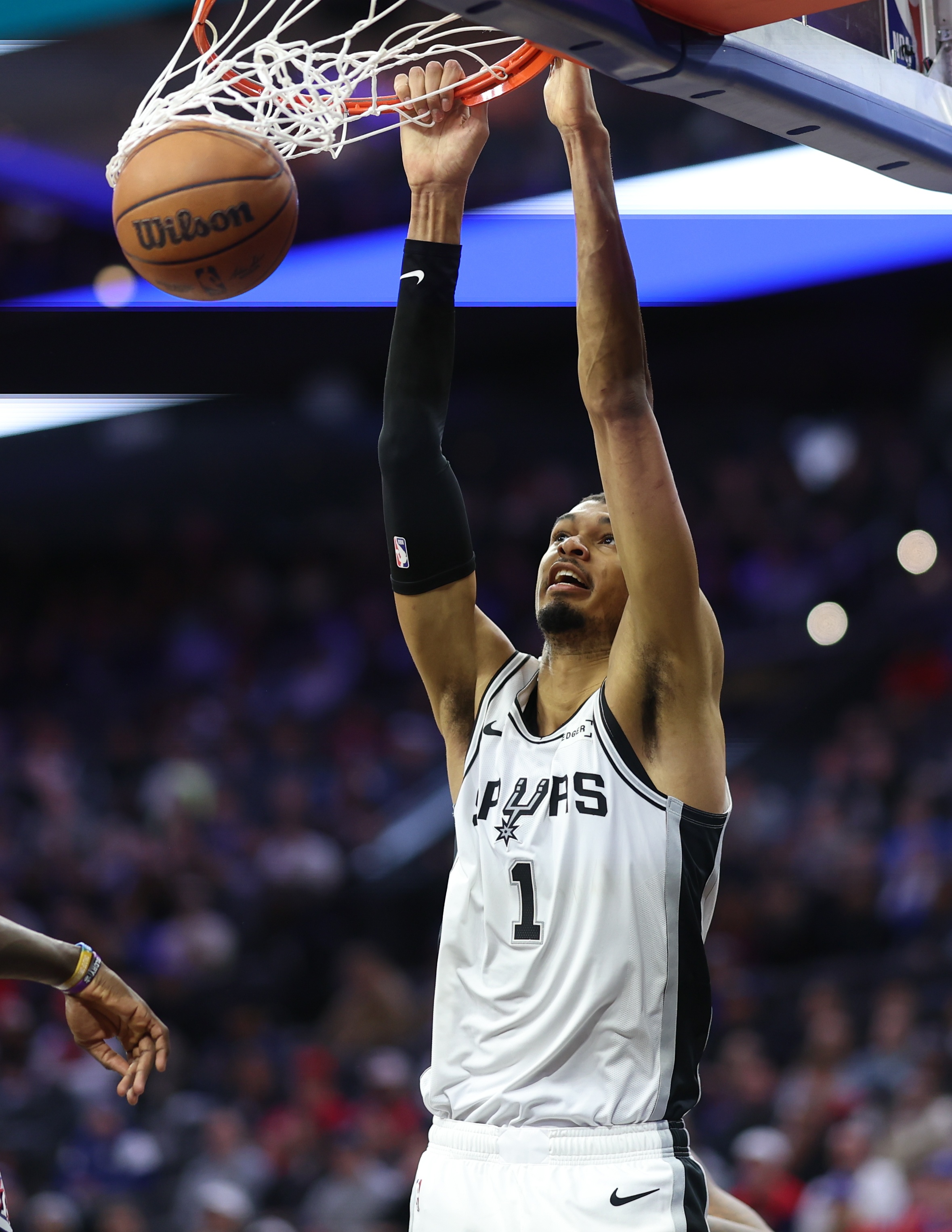 v体育-文班:上次输给黄蜂我有很大责任 今天我们攻防两端都压制了他们